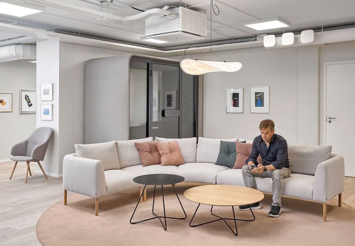 PodBooth Duo meeting module, Noora sofa and Scoop coffee tables