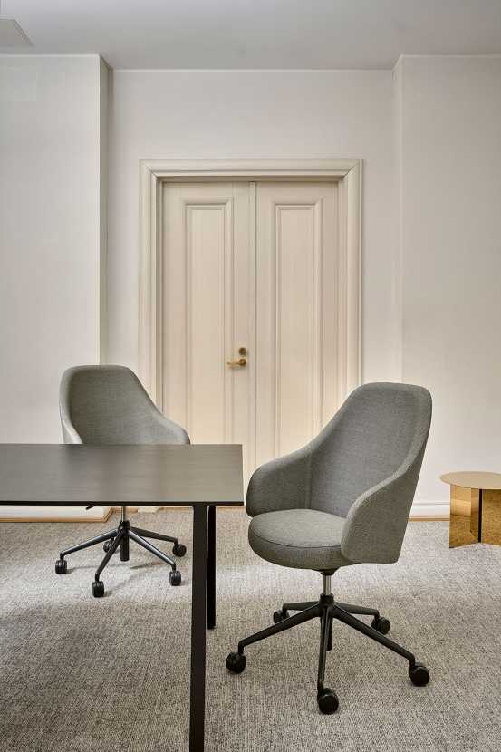 Sola Meet & Work conference chairs in the conference room