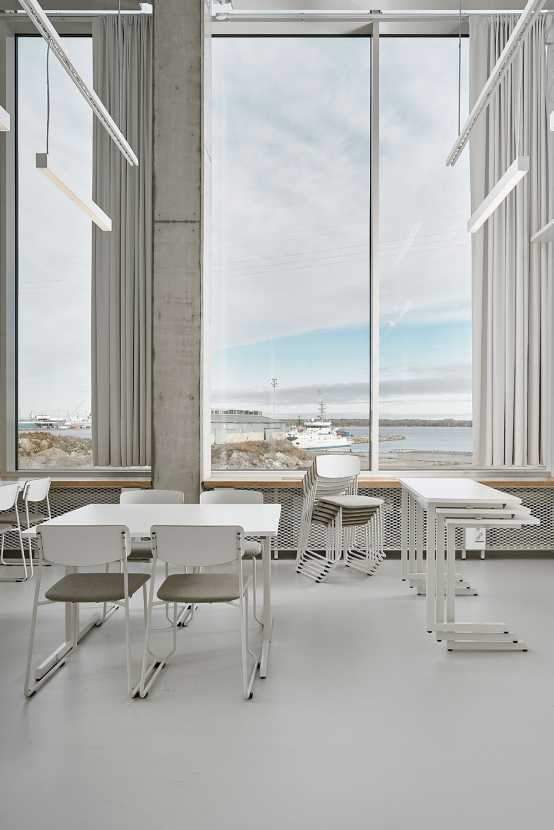 Lightweight, stackable Elly chairs with sled base in the classroom